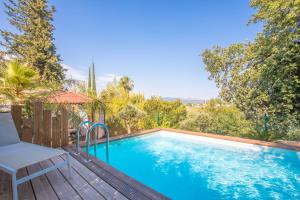 Bazén v ubytování Palmiers en couleurs nebo v jeho okolí