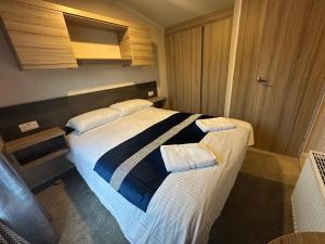 Ένα ή περισσότερα κρεβάτια σε δωμάτιο στο BLAIRGOWRIE Ballintuim HOLIDAY LET