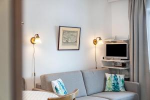 un soggiorno con un divano e una TV di Haus Excelsior Top 22 a Seefeld in Tirol