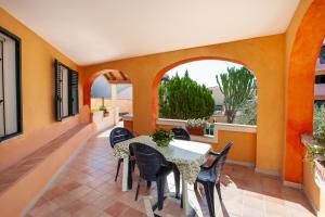a dining room with a table and chairs at Appartamento Tamerice in Cala Liberotto