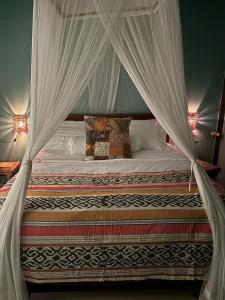 1 cama con dosel y cortinas blancas en UTOPIA, en Gili Air 80 fotos más