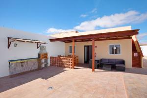 une terrasse d'une maison avec un barbecue dans l'établissement Casa Vieja, à Puerto del Rosario