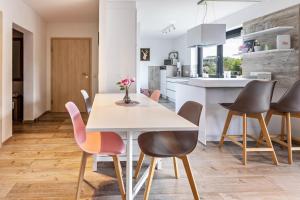 une cuisine et une salle à manger avec une table et des chaises dans l'établissement Am oberen Bühl, à Furtwangen im Schwarzwald 21 autres photos