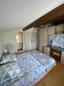 ein Schlafzimmer mit einem großen Bett in einem Zimmer in der Unterkunft Mas Les Coutilles in Cabrières-dʼAvignon