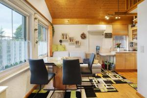 a kitchen and dining room with a table and chairs at Ferienhaus am Wald mit Südblick in Steina