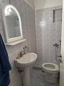 Koupelna v ubytování Άνετη Κατοικία για Απόδραση στη Λίμνη Πλαστήρα + 7 fotografií