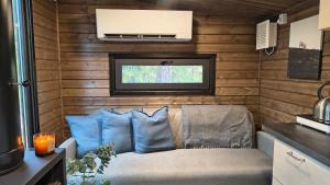 Una pequeña habitación con una cama y una ventana. en Lapland Landscape XL Cabin with Nature View, Sauna, Fireplace & Kitchen, Sodankylä, Luosto, Fell Village, en Luosto 25 fotos más