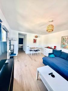 un salon avec un canapé bleu et une table dans l'établissement Brisa Azul, à Corralejo