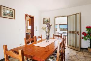 ポルト・サン・パーオロにあるCasa Mariannaの木製のテーブルと椅子のあるダイニングルーム +15枚の写真