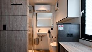 a small bathroom with a sink and a toilet at Roatel Oranienbaum-Wörlitz (A9) my-roatel-com in Oranienbaum-Wörlitz