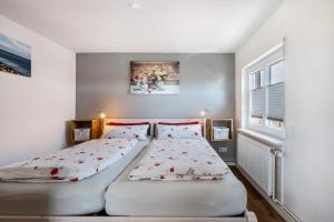 - 2 lits jumeaux dans une chambre avec 2 fenêtres dans l'établissement Huus achtern Diek, à Nordstrand