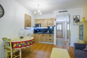 a living room with a table and a kitchen at Domaine de Fayence in Fayence