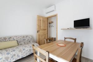 Fiumaretta di AmegliaAppartamento 3的带木桌和沙发的客厅