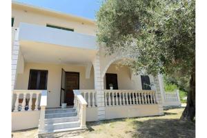 Budova, kde se vila nachází + 2 fotografie