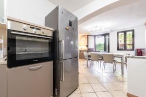 Il comprend une cuisine équipée d'un réfrigérateur et d'une table avec des chaises. dans l'établissement Casa Francesca, à Villa San Pietro
