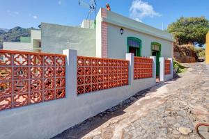 a house with an orange fence in front of it at Casa Mirador El Topo in Garafía