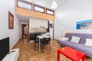 a living room with a couch and a table at Casa Violeta I in El Pozo de los Frailes