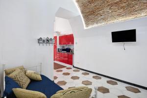 un salon avec un canapé et une télévision dans l'établissement Casa al mare, à Pietra Ligure