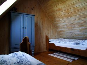 a room with two beds in a wooden cabin at Ferienwohnung Vogelsang in Neuburg