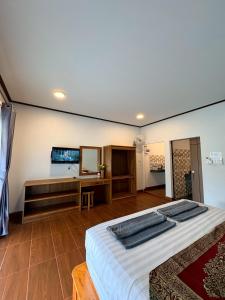 Un televizor și/sau centru de divertisment la Baan I Ta Lay Koh Yao Noi +50 fotografii