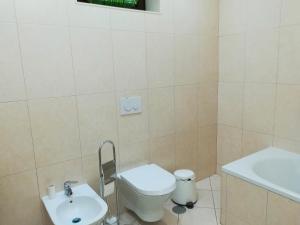 un baño con inodoro y lavabo en T2 Furadouro 30m from the beach, en Furadouro 10 fotos más