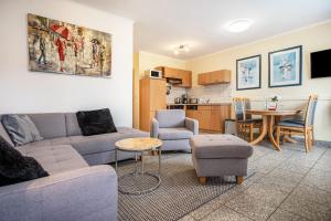 ein Wohnzimmer mit Sofa und Tisch in der Unterkunft Haus Frohsinn - Wohnung 3 in Binz