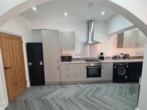 Kuchyň nebo kuchyňský kout v ubytování Pearce House-Brand New 3 bed-Sleeps 6-Garden