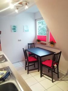 une petite cuisine avec une table et deux chaises dans l'établissement Ferienwohnung Loewe, à Plau am See