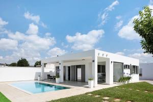 une villa avec piscine et une maison dans l'établissement Villa Agapanto, à Vejer de la Frontera