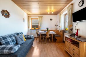 una sala de estar con un sofá y una mesa en Mongaduierhof Apt Panorama, en Umes