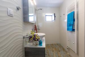 Et badeværelse på Gala Estate Traditional Mansion + 32 billeder