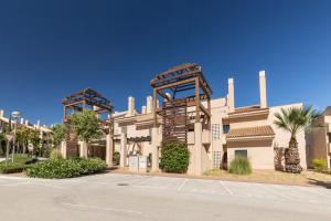 ein Gebäude mit drei nebeneinander liegenden Schornsteinen in der Unterkunft El Oasis El Nido 16 Bajo A in Fuente Alamo