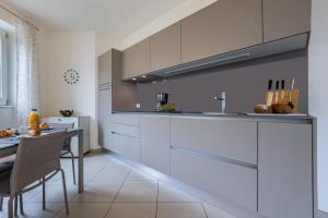 Кухня или мини-кухня в Residence La Villa Opale
