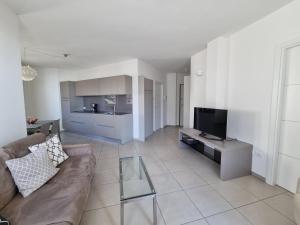 Телевизор и/или развлекательный центр в Residence La Villa Opale