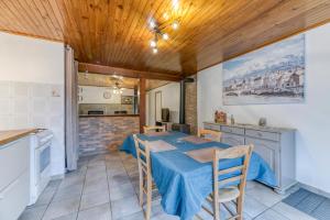 a kitchen and dining room with a table and chairs at Appartamento In Chalet in Domène