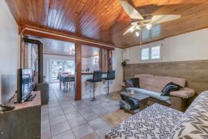 a living room with a couch and a tv at Appartamento In Chalet in Domène