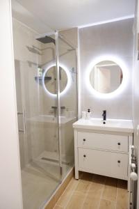 a bathroom with a shower and a sink at Le Sully Terrasse - Parking privé - 5min Gare RER in Evry-Courcouronnes +4 photos