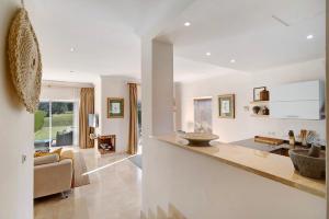 sala de estar con encimera y sofá en Arcos golf Adosado 2 dormitorios, en Arcos de la Frontera