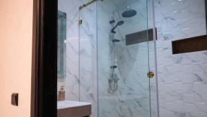 Ένα μπάνιο στο apartment in the center for an excellent stay