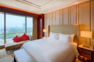 Giường trong phòng chung tại Sanding New Century Grand Hotel Yiwu
