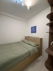 ein Schlafzimmer mit einem Bett und einem blauen Schild an der Wand in der Unterkunft Sutera Avenue by AEM RESIDENCES in Kota Kinabalu + 4 Fotos