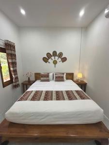 une chambre avec un grand lit dans une pièce dans l'établissement Nong Khiaw IVY Mountain View, à Nongkhiaw
