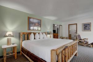 a bedroom with a large bed in a room at Ridgeline Hotel at Yellowstone, an Ascend Collection Hotel in Gardiner