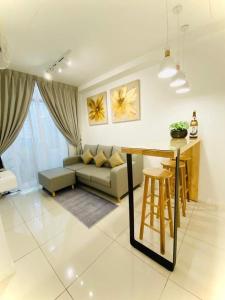 ein Wohnzimmer mit Sofa und Tisch in der Unterkunft Sutera Avenue by AEM RESIDENCES in Kota Kinabalu