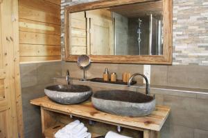 2 lavabos en un mostrador de madera en un baño en John B lodge, en Feldberg 16 fotos más