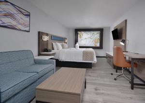 une chambre d'hôtel avec un lit et un bureau dans l'établissement Brookstone Lodge near Biltmore Village, an Ascend Collection Hotel, à Asheville 107 autres photos