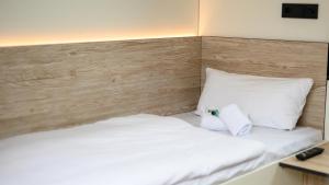 Una cama con dos almohadas blancas encima. en Roatel Busdorf A7 my-roatel-com, en Busdorf