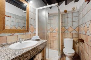 un bagno con wc, lavandino e doccia di La Casa Grande a Málaga Altre 22 foto