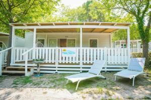 Κήπος έξω από το Happy Camp Mobile Homes in Camping Terme Čatež