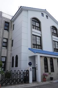 El edificio en el que está la habitación en casa particular